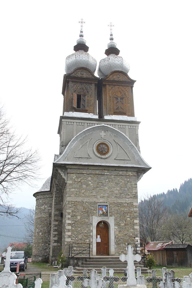 Biserica - vedere exterioară